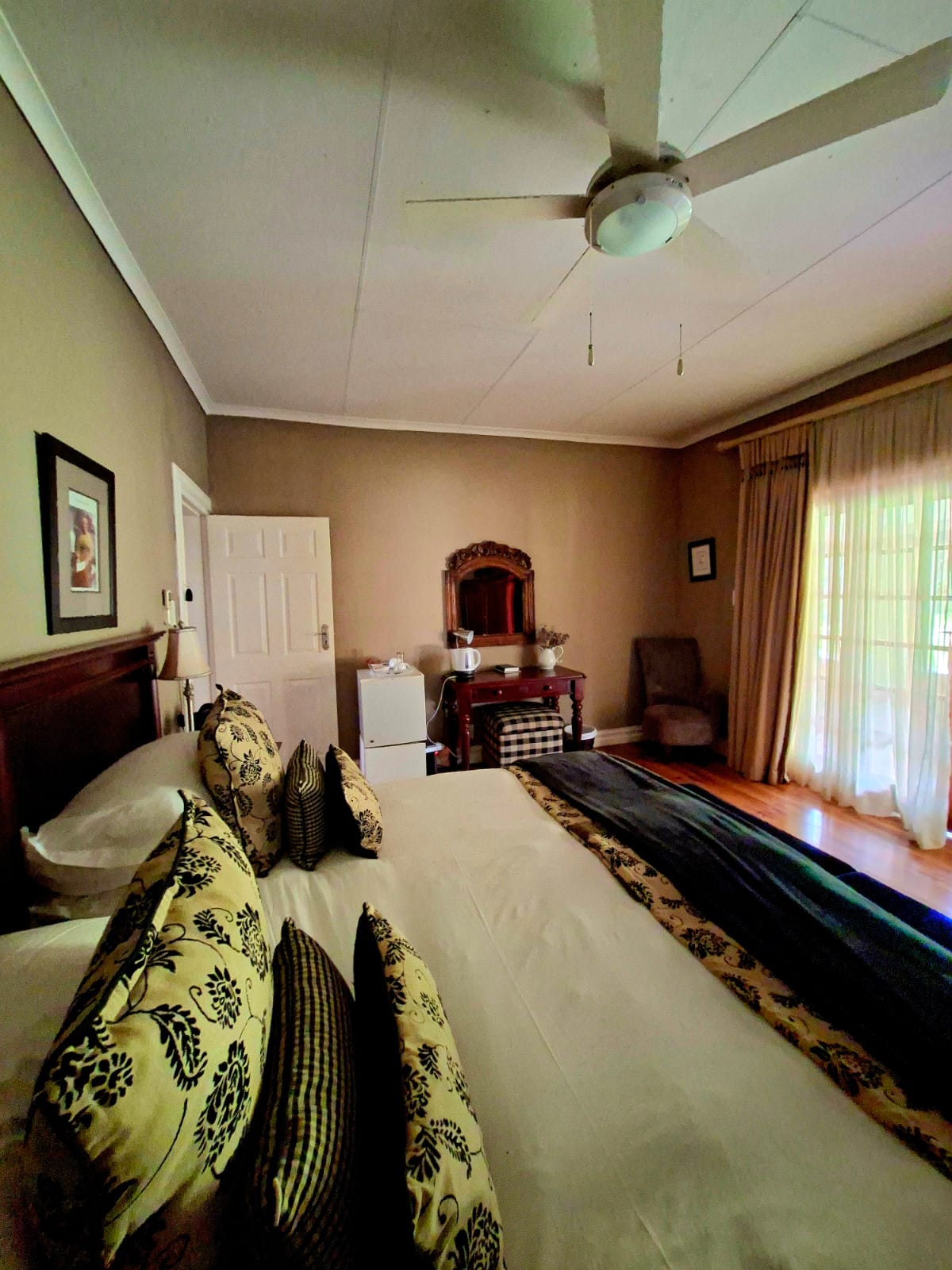 Dandelion Suite bedroom and seating area