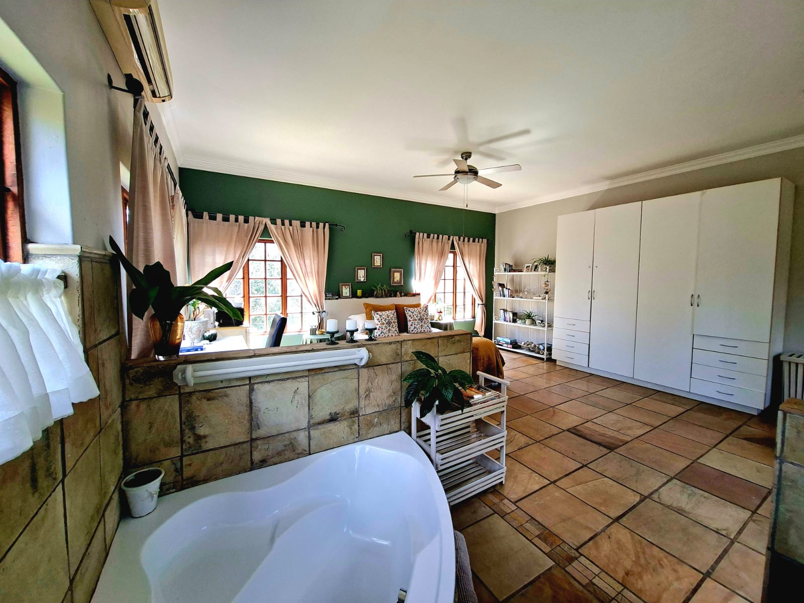 Open bath setting in the Elderberry Suite