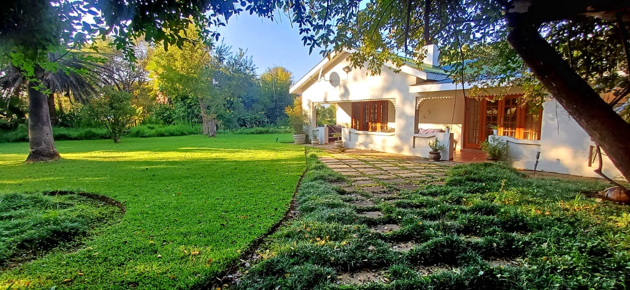 Deo Volente lodge and green garden
