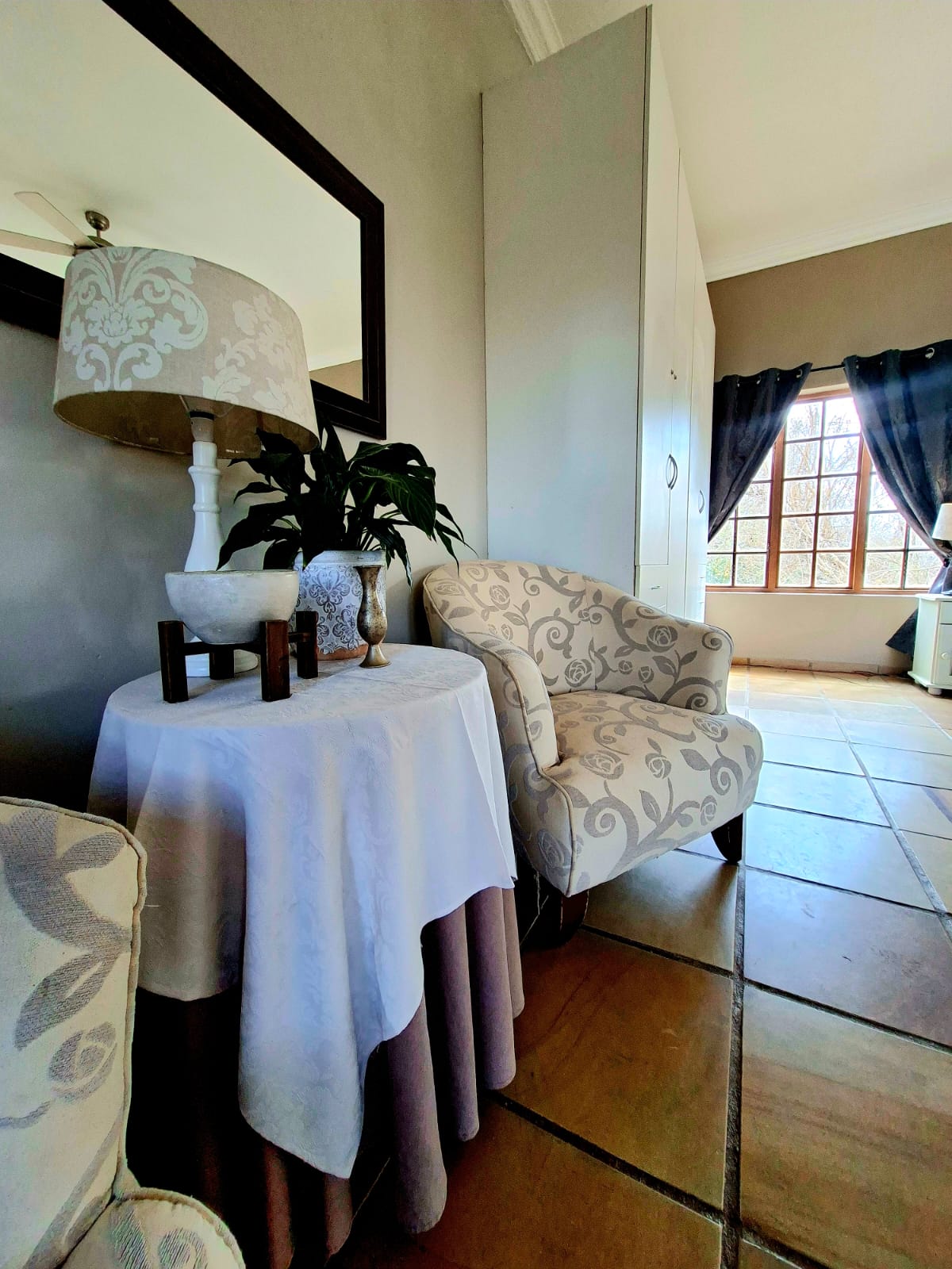 Seating corner in the Snap Dragon Suite